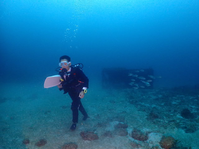 水中を歩くサラリーマン
